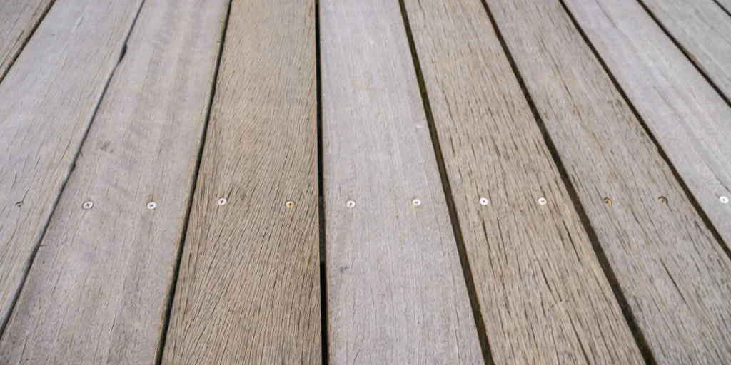 ไม้เทียม เหมาะสำหรับใช้ปูทางเดินในสวนที่ต้องเจอความชื้นบ่อย