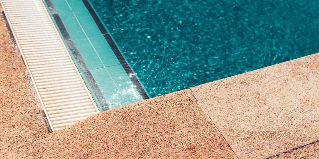 พื้นทรายล้างรอบสระว่ายน้ำ